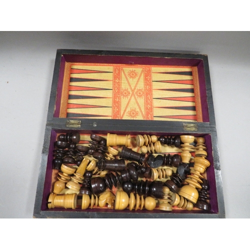 465 - AN ANTIQUE HARDWOOD AND BOXWOOD CHESS SET