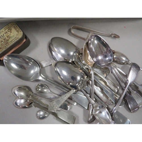 466 - A TRAY OF ASSORTED COLLECTABLES TO INCLUDE SILVER PLATED FLATWARE