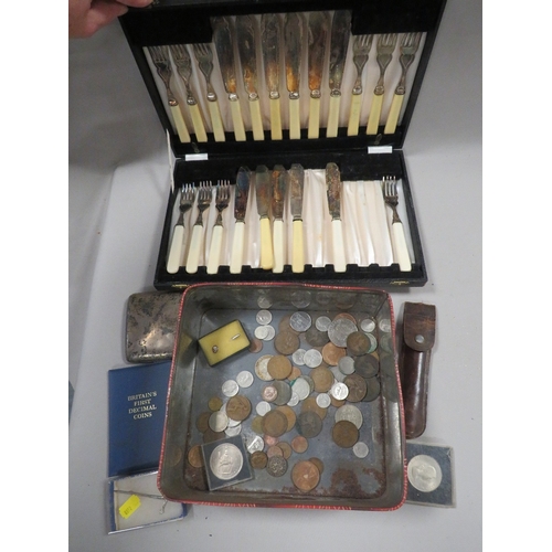 474 - A TRAY OF COLLECTABLES TO INCLUDE A HALLMARKED SILVER CIGARETTE CASE , COINS ETC