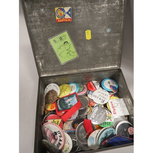 475 - A TIN OF VINTAGE COLLECTABLE BADGES