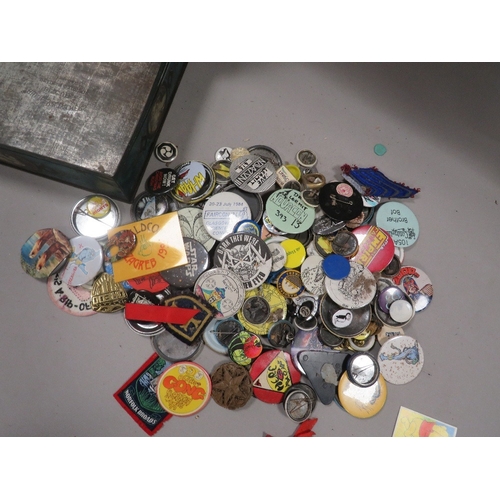 475 - A TIN OF VINTAGE COLLECTABLE BADGES