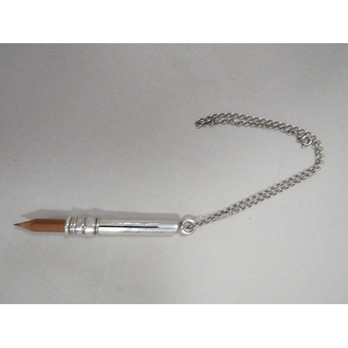 370 - AN ANTIQUE SILVER EXTENDING PENCIL ON CHAIN - HALLMARKED BIRMINGHAM 1898