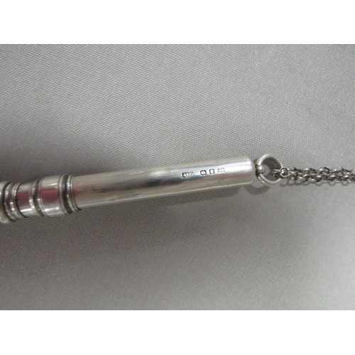 370 - AN ANTIQUE SILVER EXTENDING PENCIL ON CHAIN - HALLMARKED BIRMINGHAM 1898