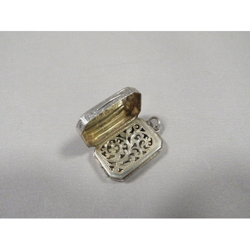 384 - AN ANTIQUE SILVER VINAIGRETTE HALLMARKED BIRMINGHAM 1858