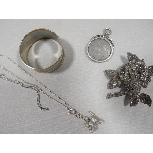 388 - A HALLMARKED SILVER FOB TOGETHER WITH A HALLMARKED NAPKIN RING , KITTEN CHARM ON CHAIN, AND A SILVER... 