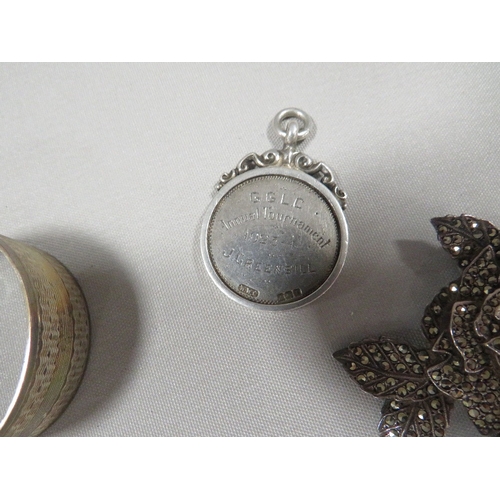 388 - A HALLMARKED SILVER FOB TOGETHER WITH A HALLMARKED NAPKIN RING , KITTEN CHARM ON CHAIN, AND A SILVER... 