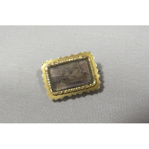 396 - A GEORGIAN MOURNING BROOCH