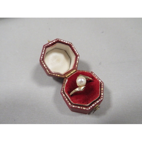 397 - A 9ct GOLD RING SET WITH PEARL