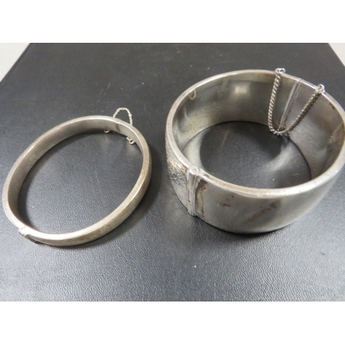 403 - A HALLMARKED SILVER CLASP BANGLE TOGETHER WITH A SMALLER EXAMPLE