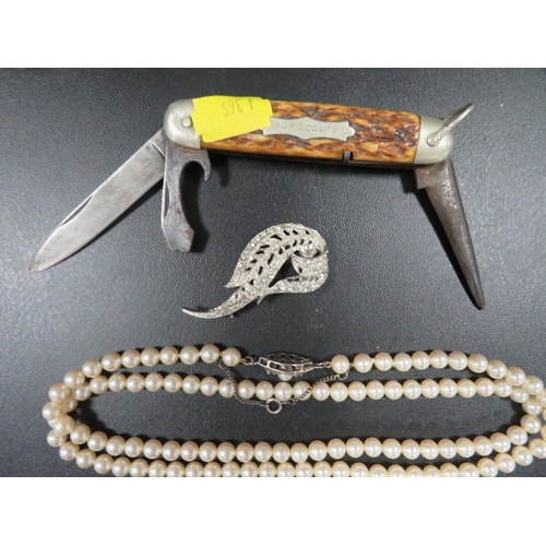 406 - A BOY SCOUT TYPE PENKNIFE TOGETHER WITH A NECKLACE AND A BROOCH