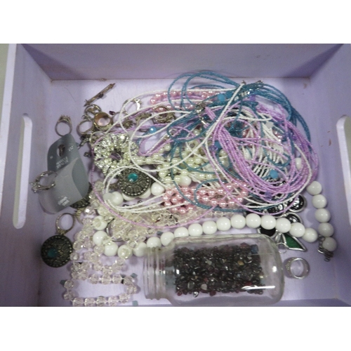 415 - A SELECTION OF COSTUME JEWELLERY TO INCLUDE A 9CT BAR BROOCH A/F