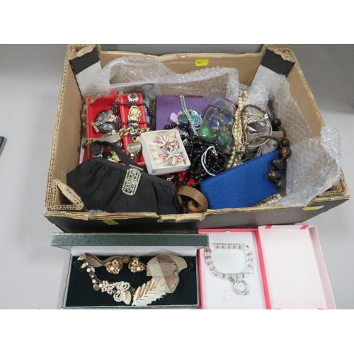 416 - A TRAY OF JEWELLERY ITEMS TO INCLUDE VINTAGE BEADS, BOXED ITEMS, RINGS ETC