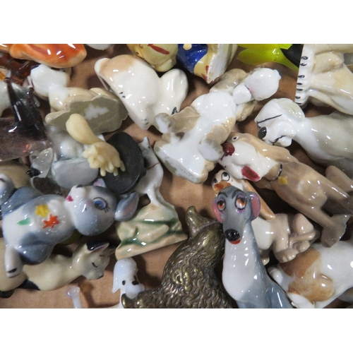 419 - A TRAY OF COLLECTABLE FIGURES TO INCLUDE WADE WHIMIES, PENDELPHIN RABBITS ETC SOME A/F