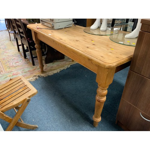 834 - A honey pine farmhouse style table