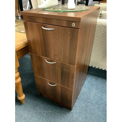 831 - A modern three drawer office filing cabinet