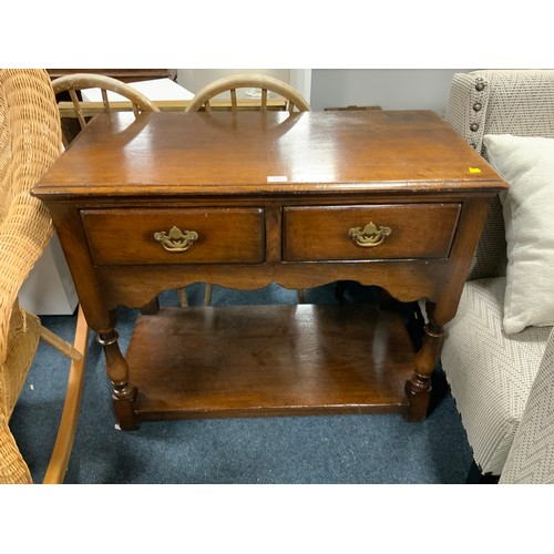 804 - A reproduction oak two drawer side table W 92 cm