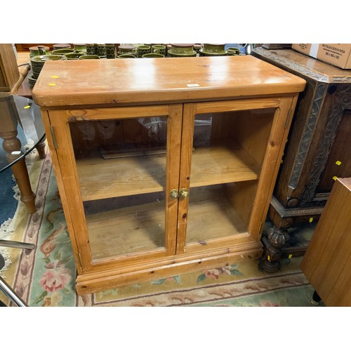 799 - A honey pine glazed two door cabinet W 92 cm