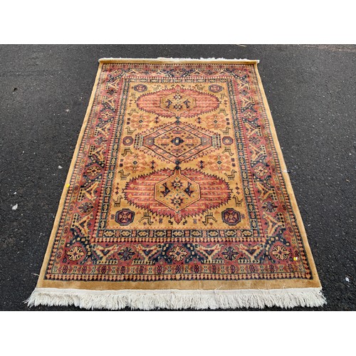 777 - A 20th century woollen rug 175 x 121 cm