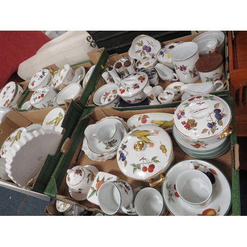 102 - A very large quantity of royal Worcester Evesham dinner ware etc to include lidded crocks, jugs, tea... 