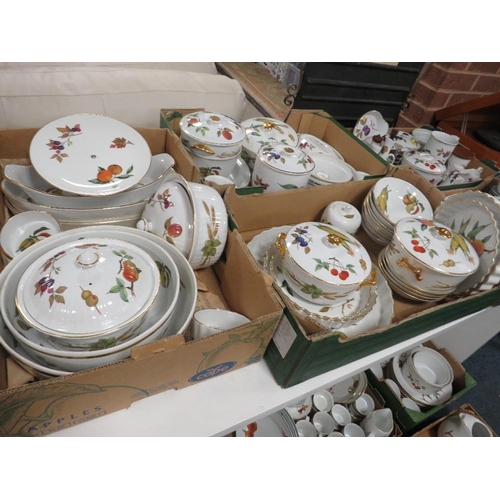 102 - A very large quantity of royal Worcester Evesham dinner ware etc to include lidded crocks, jugs, tea... 