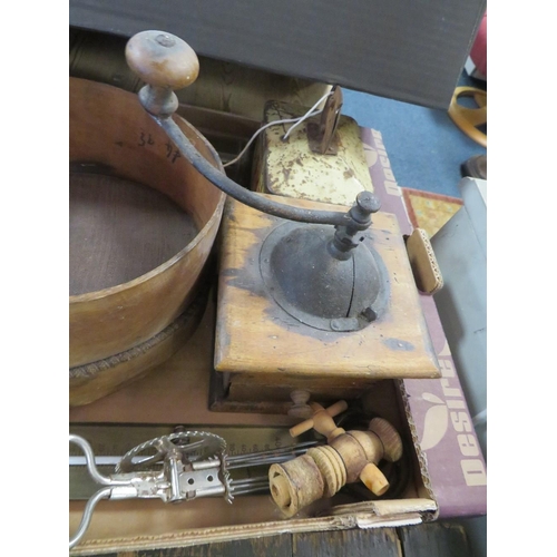 157 - A tray of vintage kitchenalia