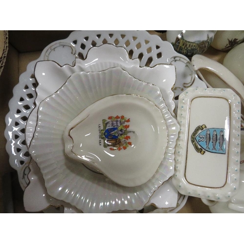 51 - A tray of assorted vintage crested ware