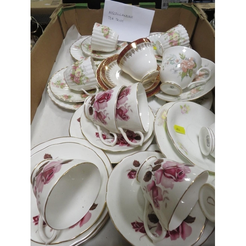 70 - A tray of assorted vintage tea ware