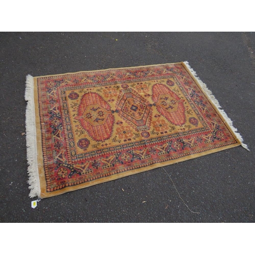 777 - A 20th century woollen rug 175 x 121 cm