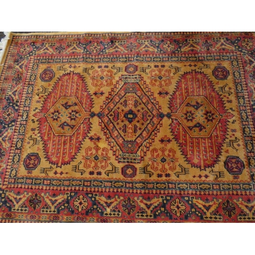 777 - A 20th century woollen rug 175 x 121 cm