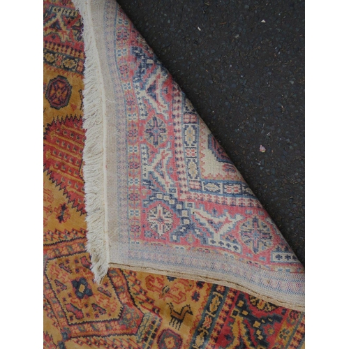 777 - A 20th century woollen rug 175 x 121 cm