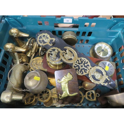 89 - A tray of assorted metal ware to include horse brasses