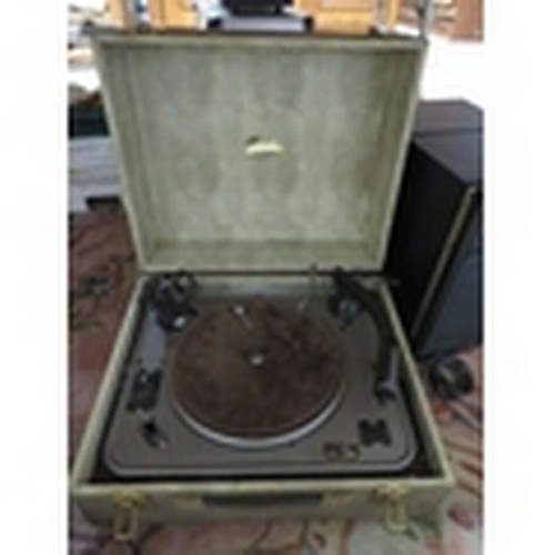 85 - A selection of vintage record players and speakers