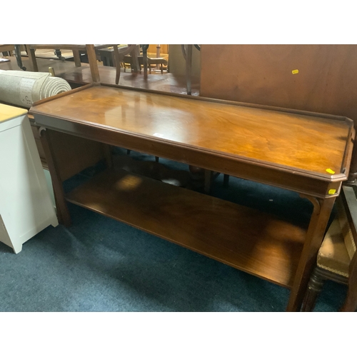 768 - A modern mahogany two tier serving sideboard L 137 cm