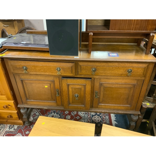 782 - A vintage oak sideboard W 136 cm