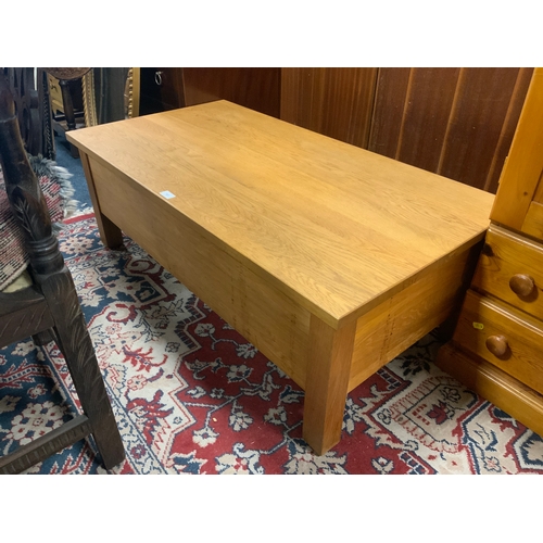 785 - A modern light oak coffee table with lift up lid to reveal storage