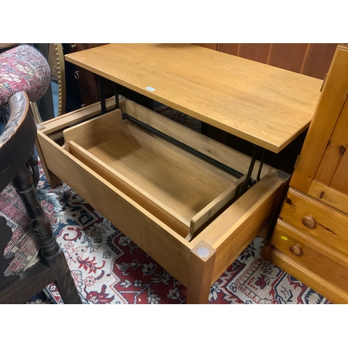 785 - A modern light oak coffee table with lift up lid to reveal storage