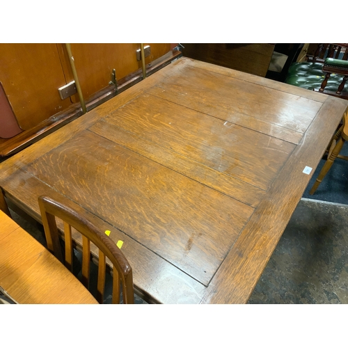 791 - An Edwardian oak draw leaf dining table with fluted supports