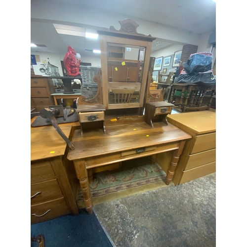 793 - An Edwardian dressing table