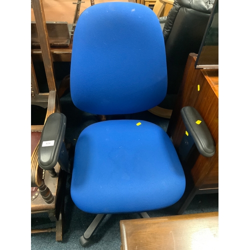 824 - A modern blue swivel office chair