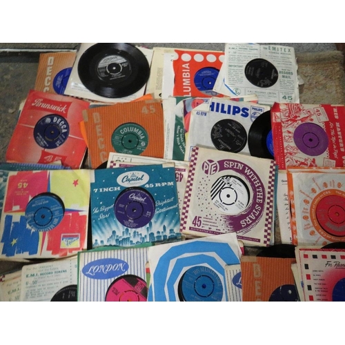 112 - A tray of assorted single records to include Peggy Lee, Beatles etc