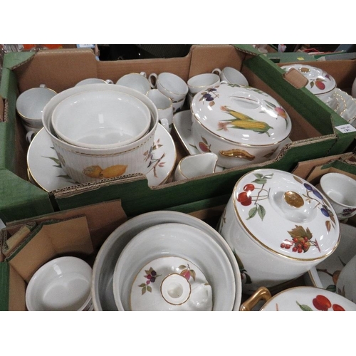 131 - A very large quantity of Royal Worcester Evesham dinner ware etc to include lidded crocks, jugs, tea... 