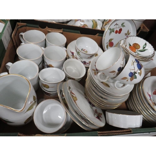 131 - A very large quantity of Royal Worcester Evesham dinner ware etc to include lidded crocks, jugs, tea... 