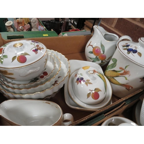 131 - A very large quantity of Royal Worcester Evesham dinner ware etc to include lidded crocks, jugs, tea... 