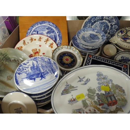 133 - Two trays of assorted ceramics and collectables to include Wedgwood, Royal Worcester and various con... 