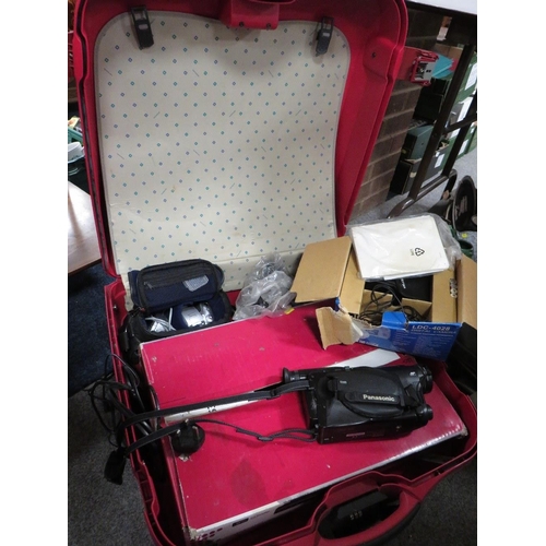 144 - A vintage Samsonite suitcase and contents to include cameras etc