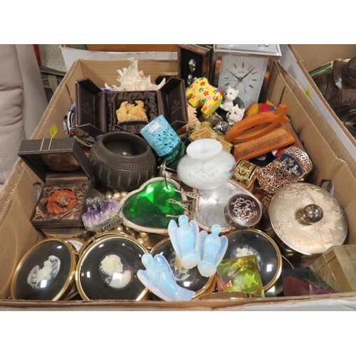 149 - A tray of assorted collectables to include a small tortoishell pique pill box, boxed Country Artist ... 