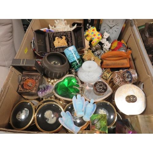 149 - A tray of assorted collectables to include a small tortoishell pique pill box, boxed Country Artist ... 