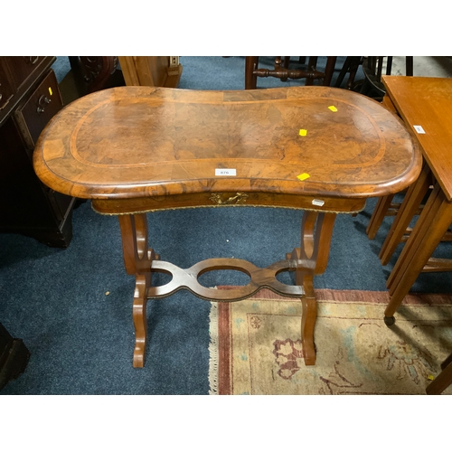 876 - A Victorian walnut inlaid and crossbanded kidney shaped single drawer side table H 88 cm, W 80 cm