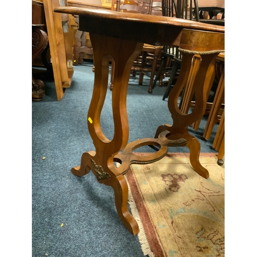 876 - A Victorian walnut inlaid and crossbanded kidney shaped single drawer side table H 88 cm, W 80 cm