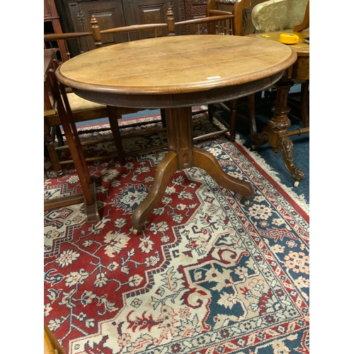 878 - An antique oak circular pedestal table with snap lock mechanism but fixed top Dia. 94 cm